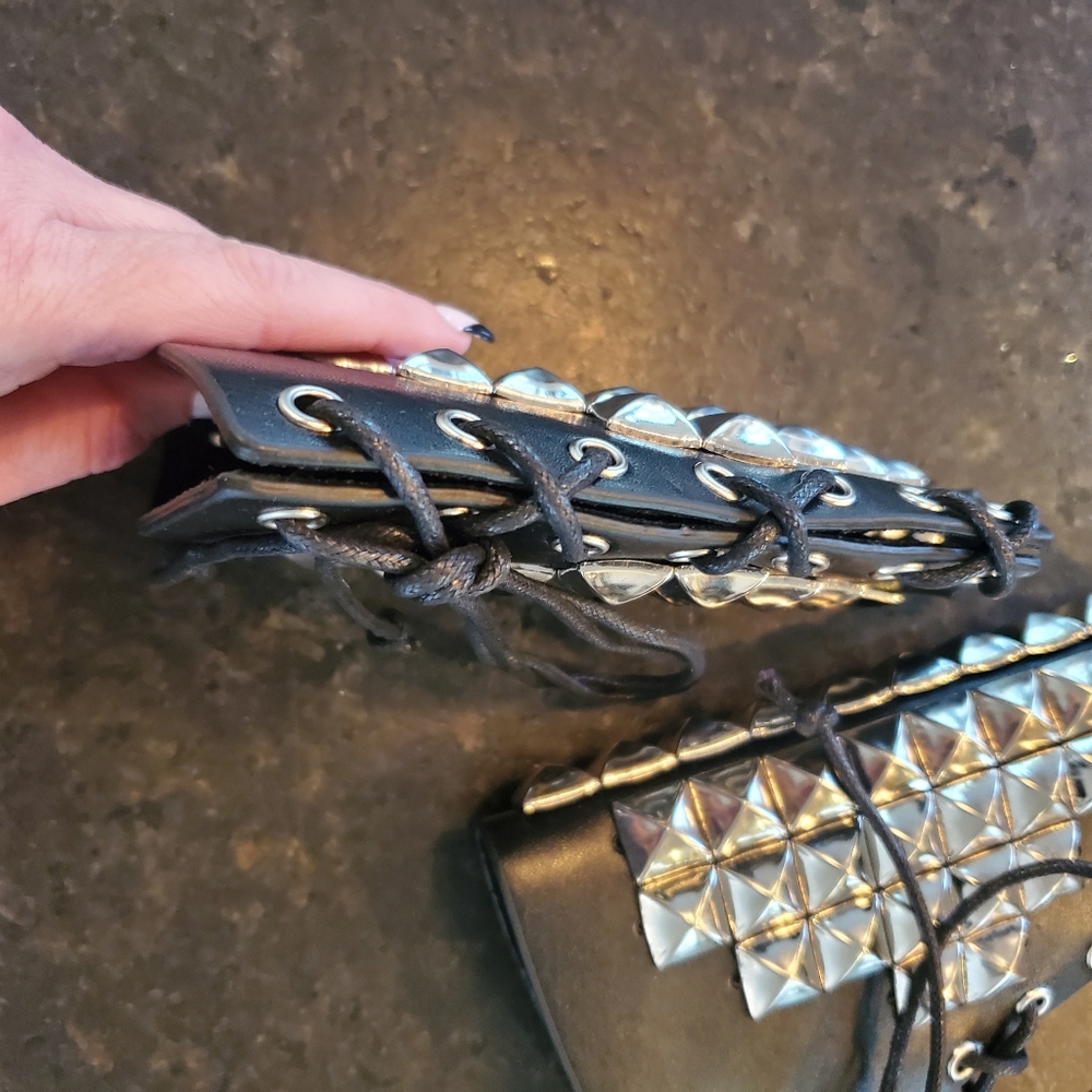 🐕 Pair of black leather studded gauntlets - Picture 6 of 6